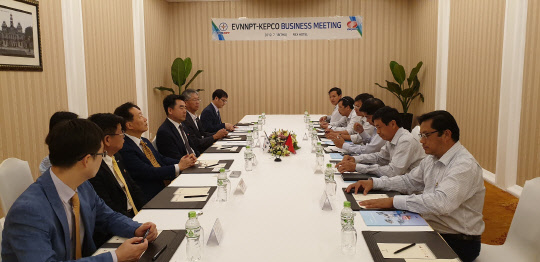 한국전력 임원과 관계자들이 지난 18일 베트남 호치민시 렉스호텔에서 베트남 전력회사 EVN NPT의 경영진과 간담회를 하고 있다.  <한국전력 제공>